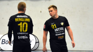 Oscar Berglund och Andreas Nyström hör till nyckelspelarna i ÅIFK. Andreas Nyström och Oscar Berglund, ÅIFK-PIF, 26.10.2016