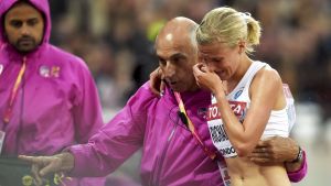 Camilla Richardsson leds gråtande av banan, VM 2017.
