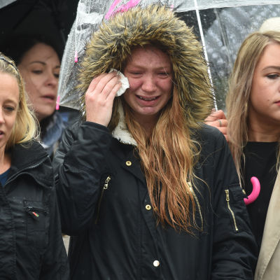 Sörjande samlades vid London Bridge för att hedra offren i regnigt väder