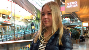 Petronella Nordman, 13 år, har hört om händelserna i köpcentret Sello och också om andra fall där flickor varit inblandade i misshandel. Petronella Nordman