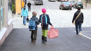 Bankkort kan vara bra att ha för att köpa mellanmål eller göra några andra små inköp. barn