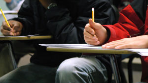 Tanken bakom den nya utbildningsreformen är att ge studerande möjlighet att testa olika ämnen och välja studieinriktning i ett senare skede av studierna. Person gör anteckningar med penna och papper.