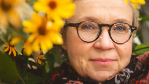 Sirpa Kähkönen är oroad över författarnas och litteraturens framtid. Sirpa Helena Kähkönen on suomalainen kirjailija ja suomentaja.