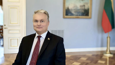 Litauens president Gitanas Nausėda sitter på en stol i presidentpalatset.