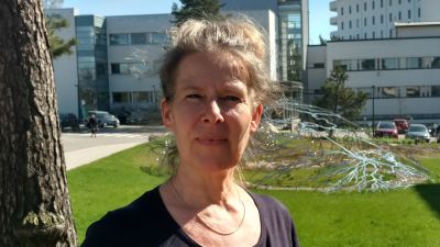 Hanna Nohynek från THL på gården utanför