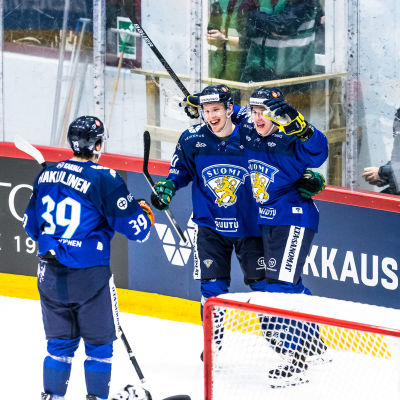 Finlands Arttu Ilomäki firar karriärens första landslagsmål då Finland besegrade Norge i en landskamp inför VM våren 2019.