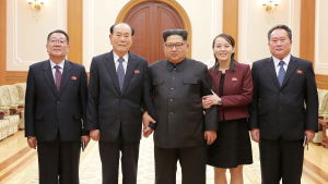 Nordkoreas ledare Kim Jong-Un (i mitten) välkomnade hem den delegation som hade besökt öppningen av vinter-OS i Sydkorea. Kims syster Kim Yo-Jong och Kim Yong-Nam (andra från vänster), Nordkoreas officiella statsöverhuvud, finns med på bilden. Nordkoreas ledare Kim Jong-Un (i mitten) välkomnade hem den delegation som hade besökt öppningen av vinter-OS i Sydkorea. Kims syster Kim Yo-Jong (andra från höger) och Kim Yong-Nam, Nordkoreas officiella statsöverhuvud (andra från vänster) deltog.
