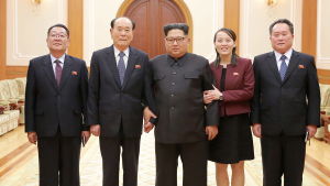 Kim Jong-Un tillsammans med sin syster och den nordkoreanska delegationen som besökte vinter-OS i Sydkorea år 2018. Kim Jong-Un tillsammans med sin syster och den nordkoreanska delegationen som besökte vinter-OS i Sydkorea år 2018.