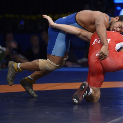 Narsingh Yadav sinisessä asussa.