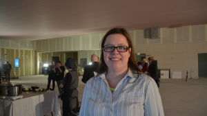 Ingen är gladare över den nya byggnaden än enhetschef Susanne Möller. Bakom henne, till vänster kommer Sale-butiken att finnas medan restarangen ska ligga till höger. Susanne Möller, trafikbutikschef