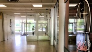 Ingen väntar på bussen i busstationens väntrum. Här finns också ett kafé. En sliten interiör, ett tomt väntrum på busstationen i Karis. Gulbrunt golv, vita väggar. Utanför skiner solen.