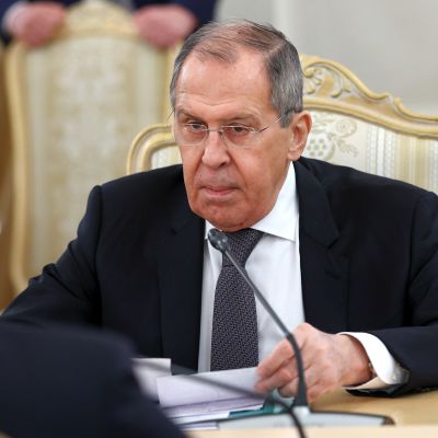 En bister rysk utrikesminister Sergej Lavrov i närbild.