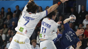 Ademar Leóns (i vitt) färd i Champions League tog slut mot Montpellier i fjol. Ademar León mot Montpellier.