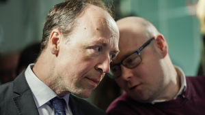 Simo Grönroos (till höger) säger att valstrategin handlar om en stor mängd torgevenemang och kampanjarbete på egna nätkanaler och sociala medier. Till vänster ordförande Jussi Halla-aho. Jussi Halla-aho ja Simo Gröönroos puoluetoimistossa 5.3.2020