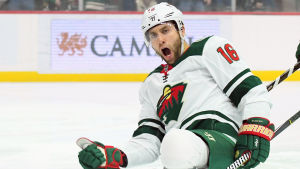 Jason Zucker har imponerat stort under hösten. Jason Zucker firar.