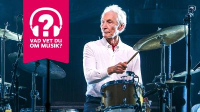 Charlie Watts spelar trummor.