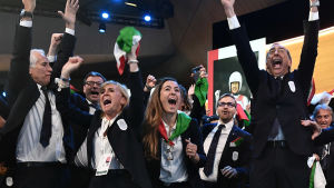 Vild italiensk glädje utbröt i salen efter att Italiens värdskap var klart. Glada italienare efter att landets värdskap för vinter-OS 2026 var säkrat.
