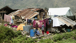 En av de fattiga bergsbyarna i Nepal. Det här är inte den by som Rosenqvist är med och bygger upp. Många hus kollapsade i bergen.
