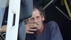 Mies polttaa tupakkaa elokuvassa Perkele 2 - Kuvia Suomesta