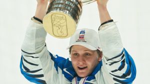 Våren 2019 fick Joel Kiviranta lyfta VM-bucklan. Joel Kiviranta lyfter pokalen.