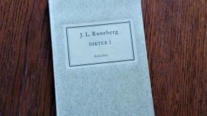 Den stulna diktsamlingen. Pärmen till "Dikter 1" av Johan Ludvig Runeberg.