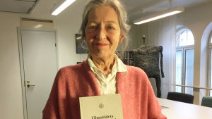 Marianne Möller säger att det är viktigt att det finns fiktion om finlandssvenskar för finlandssvenskar. Marianne Möller är dramaturg.