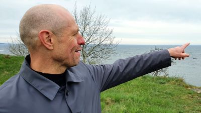 Taavi Veskimägi, styrelseordförande för stamnätbolaget Elering, pekar ut över havet.