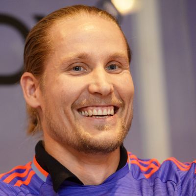 Mikael Järvi hymyilee lähikuvassa.