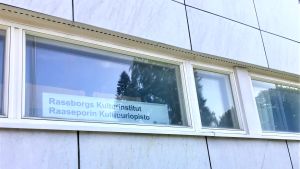 Också kulturinstitutet verkar i Fokushuset. Tidigare fanns här också polisstation. Ett fönster där man ser en skylt med texten: Raseborgs kulturinstitut, Raaseporin kulttuuriopisto. Vita marmorväggar.