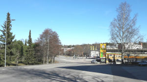 Trafikarrangemangen kan se annorlunda ut i Ekenäs centrum i framtid. En gata i en stad.