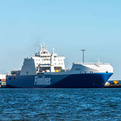 Finnlines fraktfartyg i Hangö hamn
