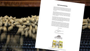 Dagsmarkin mainos. Mainoksen taustalla Dagsmarkin koiranruokatehtaan hihnastoa