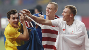 Lycklig medaljtrio. Armand Duplantis firar med guld och bronsmedaljören i stavhopp, Doha första oktober 2019.
