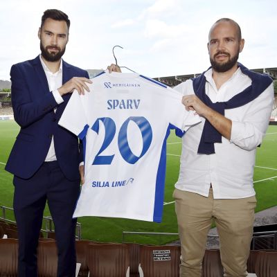 Tim Sparv och Miika Takkula med HJK-tröja.