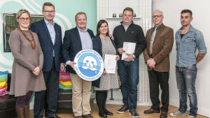 Skärgårdshavets distriktsansvarig Katriina Murto, HSR rf:s styrelsemedlem Tuomas Aho, styrelsens ordförande Bengt Westerholm, generalsekreterare Aija Kaski, Oy HL-Metal Ab:s vd Markus Flinckman, projektchef Raimo Kivimäki och servicefartygets skeppare Okko Salo. Skärgårdshavets distriktsansvarig Katriina Murto, HSR rf:s styrelsemedlem Tuomas Aho, styrelsens ordförande Bengt Westerholm, generalsekreterare Aija Kaski, Oy HL-Metal Ab:s vd Markus Flinckman, projektchef Raimo Kivimäki och servicefartygets skeppare Okk
