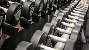 Vid många gym satsar man nu på att rengöra alla redskap extra noggrant. Hantlar på rad