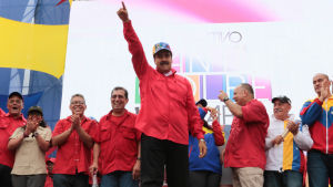 President Nicolas Maduro deltog i en motdemonstration i huvudstaden. Han sade att det är möjligt att han utmanar oppositionen i ett tidigarelagt presidentval President Nicolas Maduro deltog i en motdemonstration i huvudstaden. Han sade att det är möjligt att han utmanar oppositionen i ett tidigarelagt presidentval