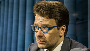 Ville Niinistö kräver att de övriga regeringspartierna ingriper. De Grönas ordförande Ville Niinistö