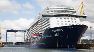 Med Mein Schiff 6 har Åbovarvet utvecklat sina arbetsmetoder. Mein Schiff 6 står i hamnen i Pansio vid varvet i Åbo.