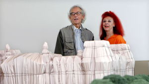 Christo och Jeanne-Claude vid en miniatyr på sitt konstverk, det inslagna riksdagshuset i Berlin, under en utställning i La Rioja, Spanien, sommaren 2009. Christo och Jeanne-Claude vid en miniatyr på sitt konstverk, det inslagna riksdagshuset i Berlin, under en utställning i La Rioja, Spanien, sommaren 2009.