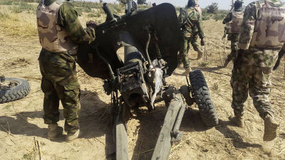 Artilleripjäs som använts av Boko Haram men som nigerianska armén lagt beslag på i Maiduguri. Bilden togs den 27 januari 2015.