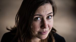 Charlotte Cederbom är doktor i historia med specialområde genushistoria. Hon säger att man måste vara väldigt tydlig med definitionerna då man lagstiftar om könsdiskriminerande reklam. Hon tycker att den stora utmaningen är att skapa ett regelverk som verkligen fungerar. Charlotte Cederbom