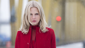 Isdrottningen? Ständigt klädd i rött representerar Sylvia Hoeks hotet från öst. Ständigt klädd i rött representerar Sylvia Hoeks hotet från öst.