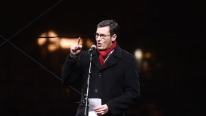 Budapests borgmästare Karácsony Gergely deltog i en demonstration i december 2019 mot ett ungerskt lagförslag som kan hota teatrarnas oberoende. Karácsony Gergely är borgmästare i Budapest. Han talar till en folkmassa för att försvara teatrarnas oberoende.