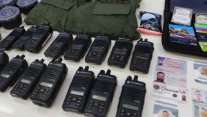 Venezuelas säkerhetsstyrkor beslagtog radiotelefoner och annan militärutrustning från kuppmakarna Beslagtagna radiotelefoner, militäruniformer och pass