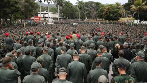 Medlemmar i det bolivarianska nationalgardet FANB lyssnar till Maduro den 30.1.2019 i Caracas. Maduro anklagar militära desertörer för att bli legosoldater som konspirerar för att splittra militären. Medlemmar i det bolivarianska nationella militära styrkorna lyssnar på Maduros tal den 30.1 2019