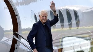 Bill Clinton stiger av planet i Mariehamn. Bill Clinton stiger av ett flygplan i Mariehamn.