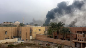 I Irak fortsätter striderna. Det irakiska flygvapnet har bombat Fallujag massivt inför offensiven. Enligt stadsborna har civila bostadsområden bombats urskiljningslöst
