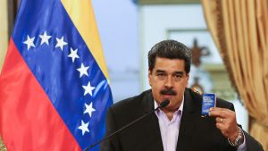 President Nicolás Maduro som vägrar att böja sig, anklagar USA och EU för inblandning i Venezuelas inre angelägenheter för att åstadkomma en statskupp President Nicolás Maduro fördömde sanktionerna som ett försök att stjäla Venezuelas nationalegendom