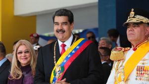 President Maduro flandkerad av sin fru Cilia Flores och försvarsminister Vladimir Padrino under en militärparad som ordnades i fredags inom ramen för firandet av Venezuelas självständighetsdag. President Maduro flandkerad av sin fru Cilia Flores och försvarsminister Vladimir Padrino under en militärparad som ordnades i fredags inom ramen för firandet av Venezuelas självständighetsdag.
